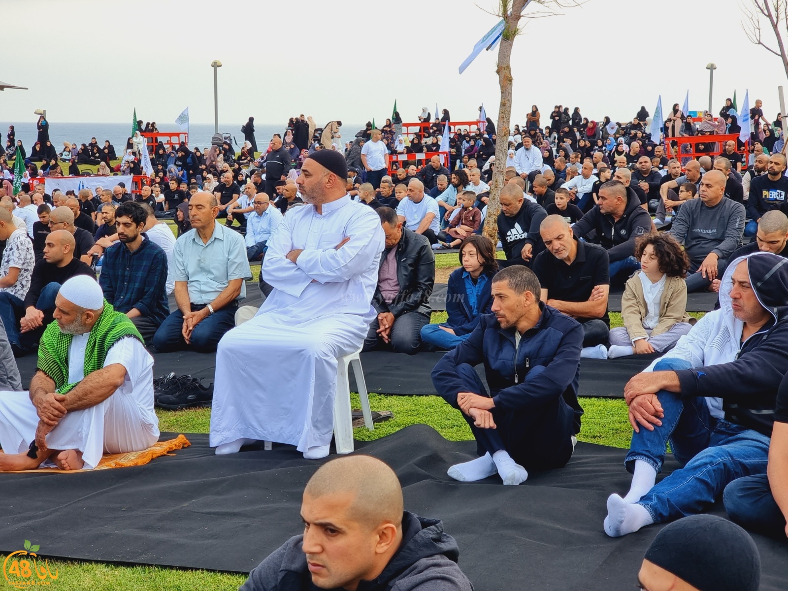  أهالي يافا يؤدون صلاة عيد الفطر في متنزه العجمي 